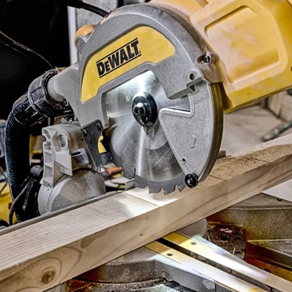 Торцовочная пила DeWALT DWS777, DWS777-QS